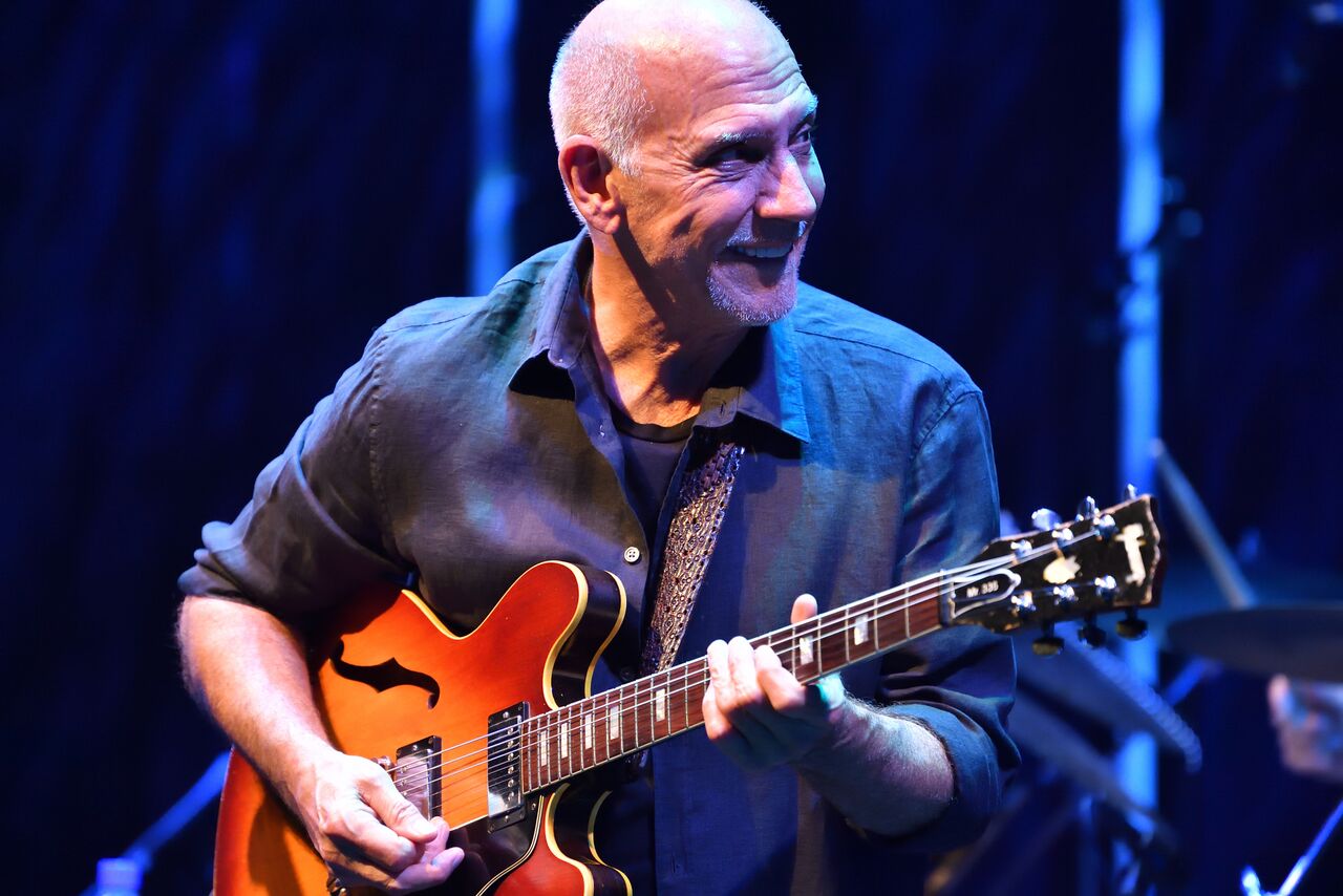 Larry Carlton